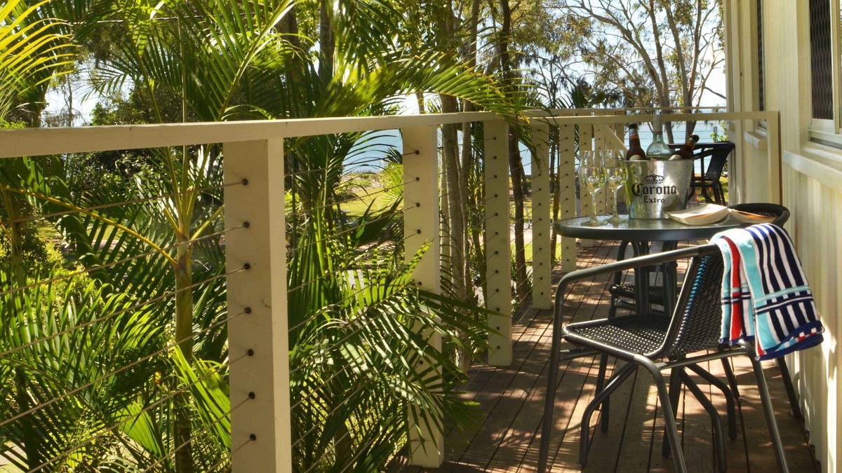 Urangan Apartment | Sea Breeze & partial Water Views among the palm tree canopy -Apt 4.