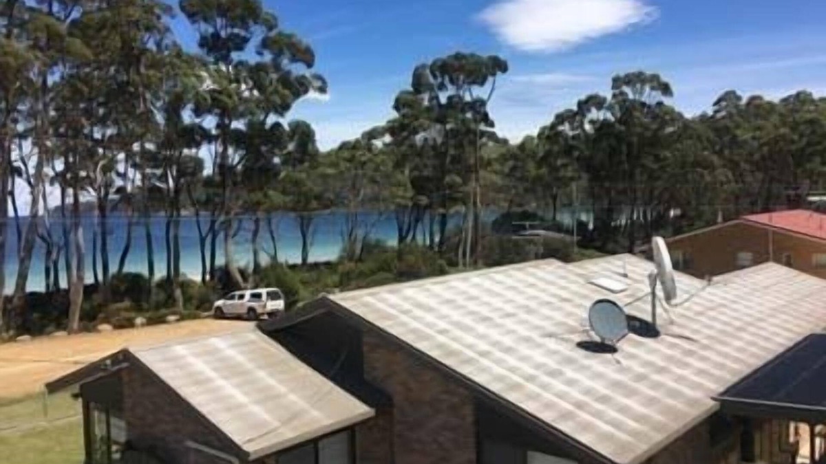 Surveyors Bay House | Sea Eagle, Dover's beautiful Roaring Beach