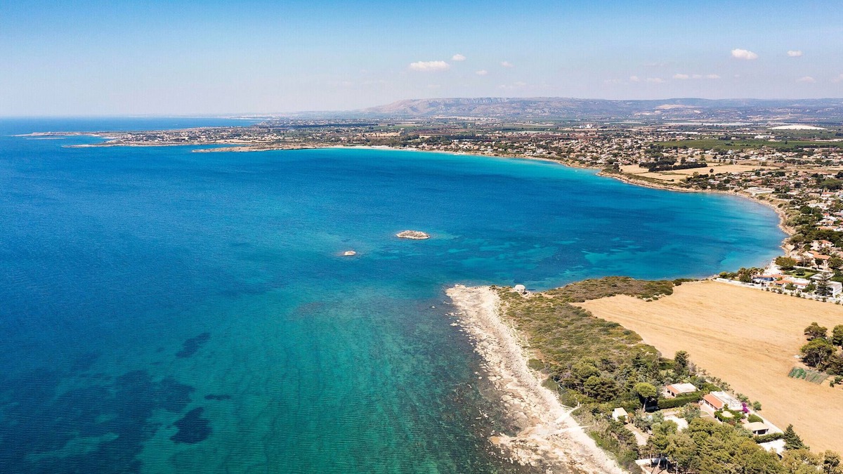 Punta Milocca Ski Chalet | Sea front villa ,direct access to the rocky beach, Siracusa, Sicily