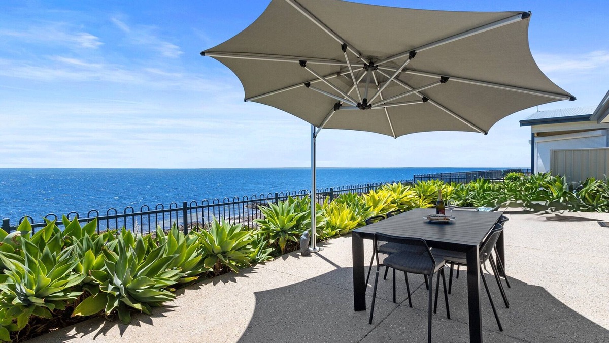 Port Victoria House | Sea La Vie - Absolute beachfront! Amazing sea views! Off peak special!