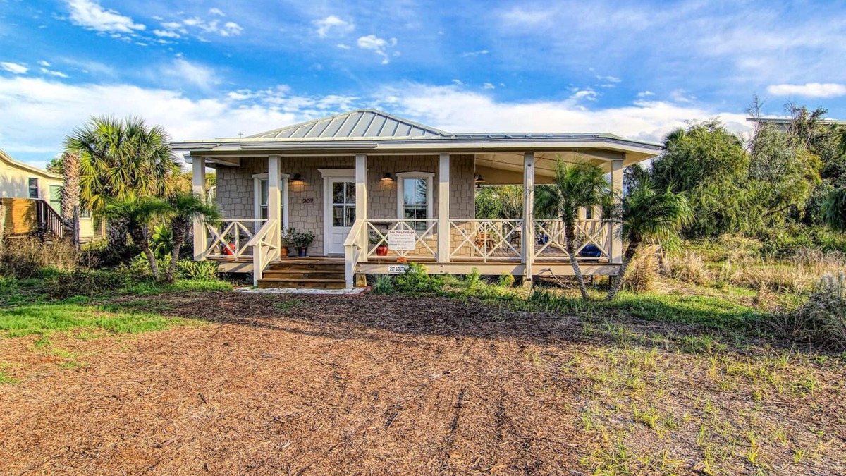 Old Town Cottage | Sea Oats Cottage; Romance by the Sea, Luxury 1 bdrm, 1 bath, walk to the beach