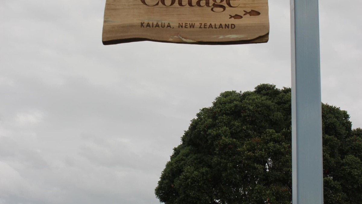 Kaiaua House | Sea Urchin Cottage offers a tranquil and picturesque escape from the city.