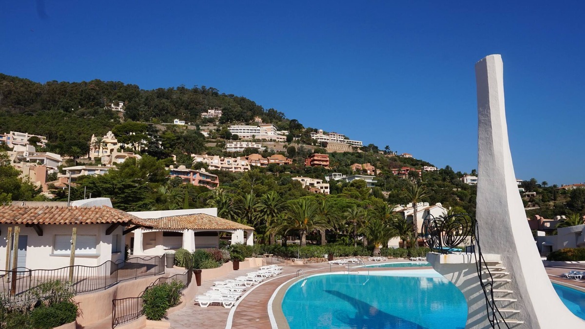 Theoule-Superieur Apartment | sea ​view Apartment Direct access private beach, swimming pools, sauna, hammam, tennis etc.