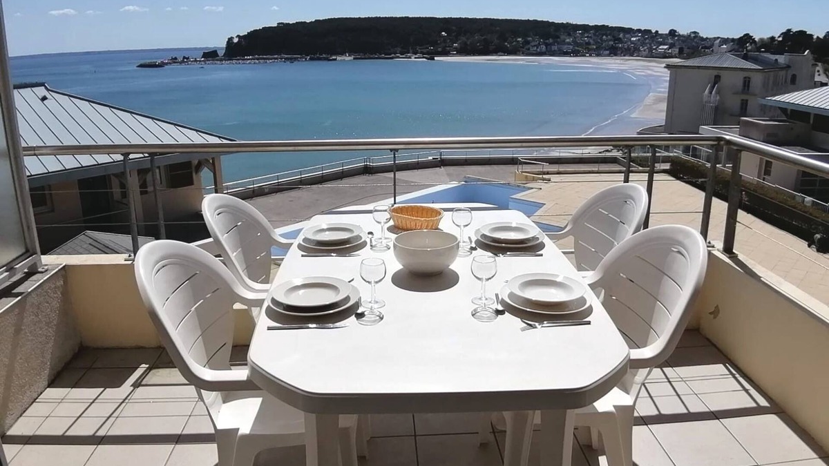 Crozon Apartment | Sea view apartment, direct access to the beach and swimming pool.
