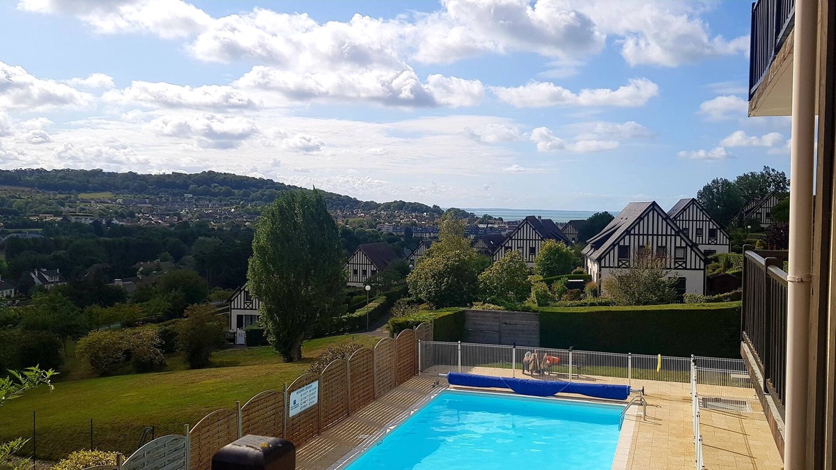 La Cour du Moulin Apartment | Sea view apartment with swimming pool and tennis court