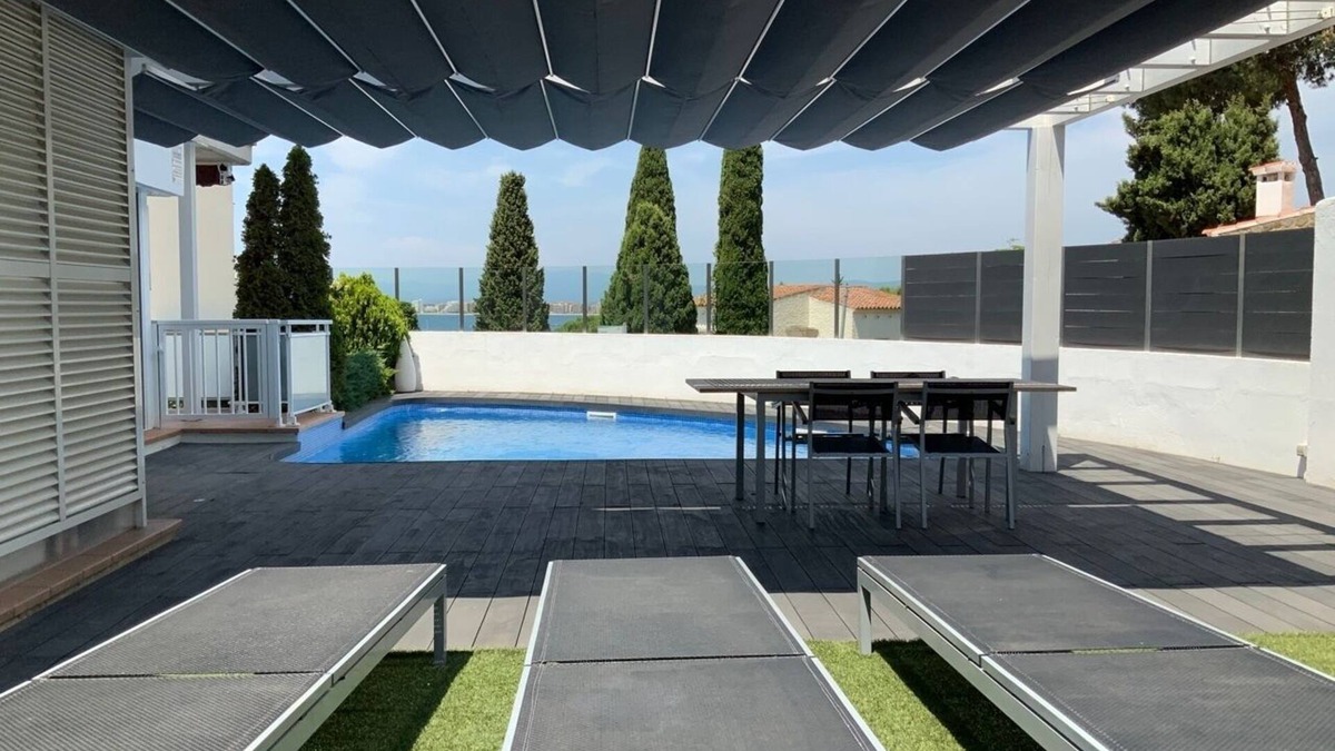 Roses Town Center Apartment | Sea view apartment with private pool