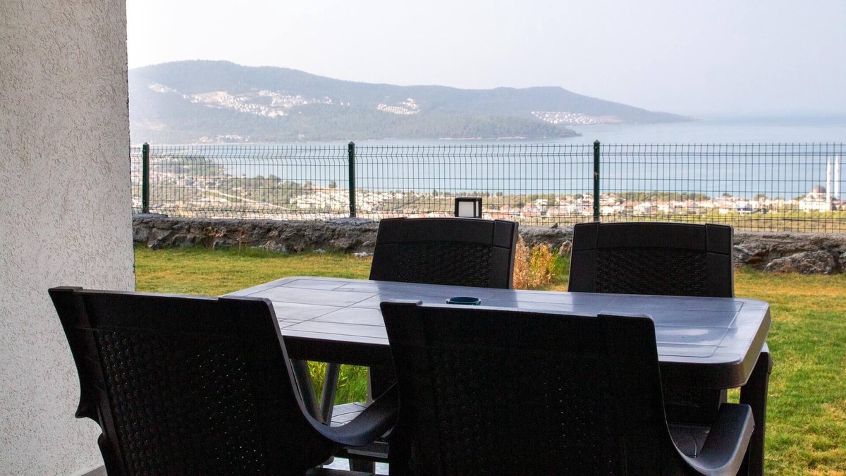 Akbuk Apartment | Sea View Flat with Shared Pool 5 min to Beach