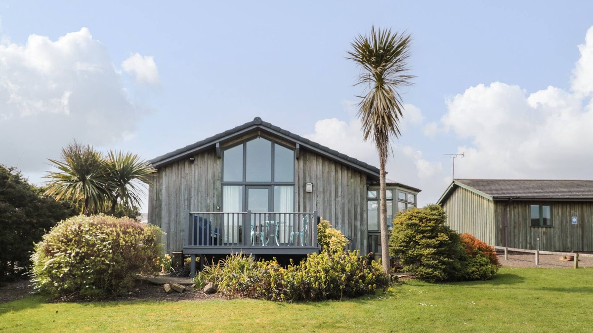 South Charlton Cottage | SEA VIEW LODGE, family friendly, with a garden in Warkworth