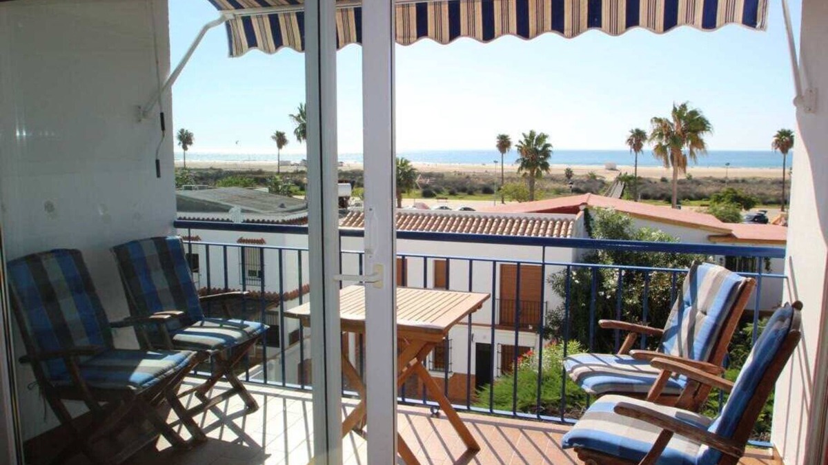 Conil de la Frontera City Center Apartment | Sea view, only 100 m to the sandy beach in Conil, furnished balcony and shared roof terrace - apt. De Dios -