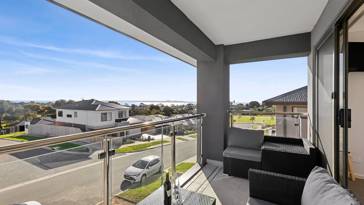 Clifton Springs House | Sea View Seaside Retreat, Pet friendly.