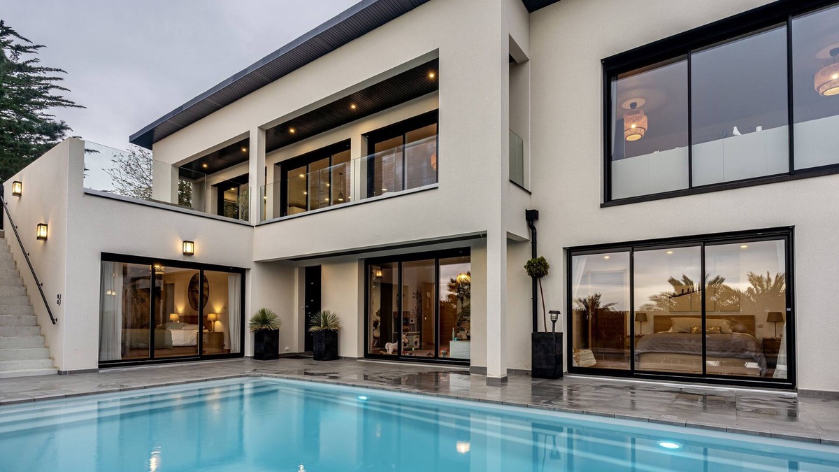 Carantec Villa | Sea-view villa with 4x10 heated and covered pool.