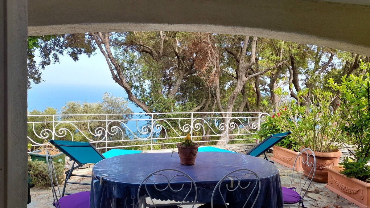 Pozzo House | Sea views, 2 beautiful terraces, charming duplex in villa, landscaped garden