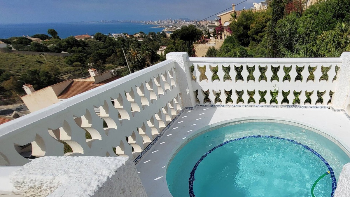 Coveta Fuma Ski Chalet | Sea views, air-co. WIFI, small pool.