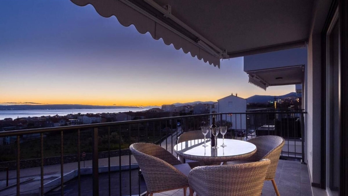 Kastel Kambelovac Apartment | Sea Vista Apartment Kastela - Grey