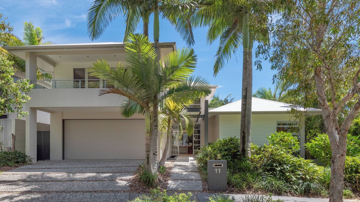 Yaroomba House | SeaEasta - Luxurious & Lavish Family-friendly House with a Pool!