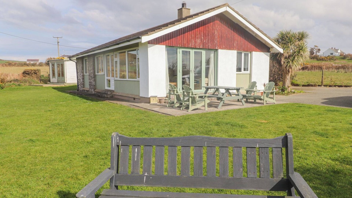 Rhydwyn Cottage | SEAFIELD, pet friendly, country holiday cottage in Cemaes Bay