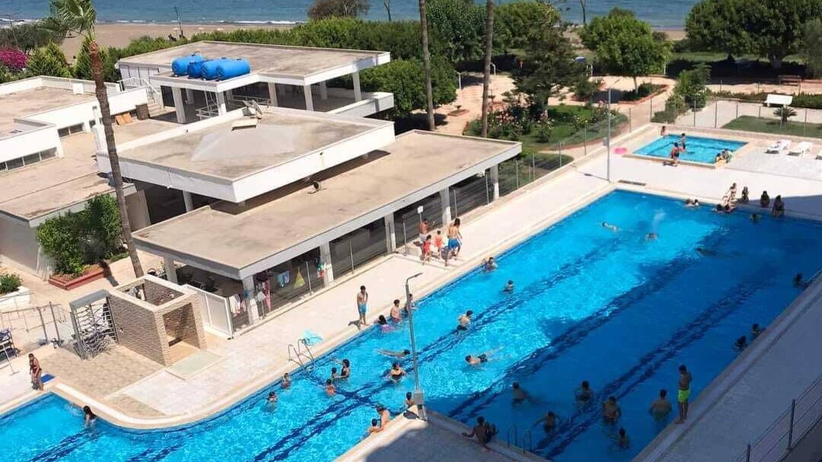 Mezetli Apartment | Seafront apartment, free beach and pool.