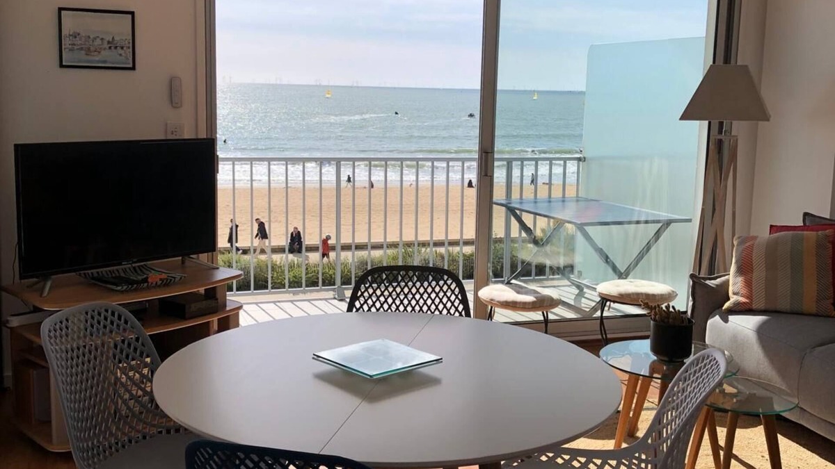 Pornichet Apartment | Seafront apartment La Baule/Pornichet. Beach at the foot of the building!