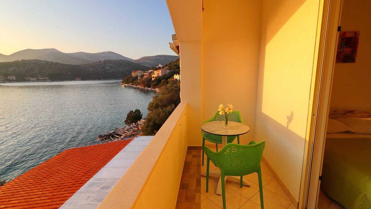 Skrivena Luka Apartment | Seafront Apartments Anthony