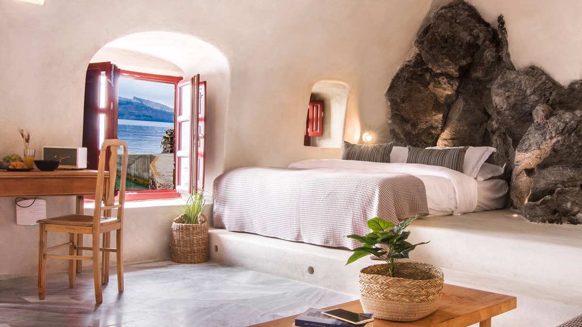 Amoudi Bay House | Seafront Cave Suite