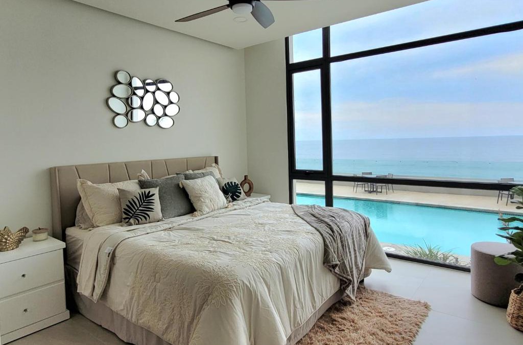 Primo Tapia Apartment | Seafront Condo Pool and Jacuzzi