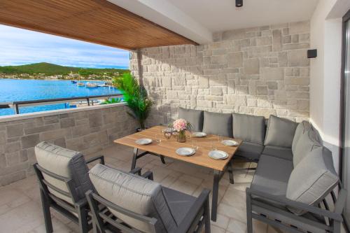 Vinisce Apartment | Seafront Villa Kupinica with heated Pool