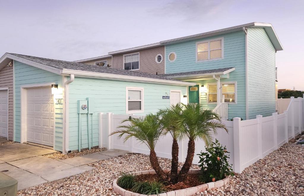 Chandler Park House | Seaglass Shores, steps to the beach