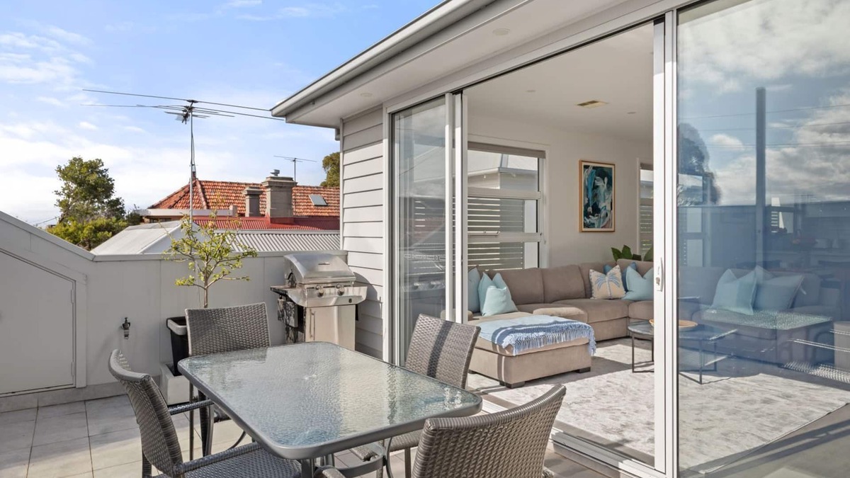 Williamstown House | Seagulls Nest - Beautiful spacious pet friendly home next to the ocean