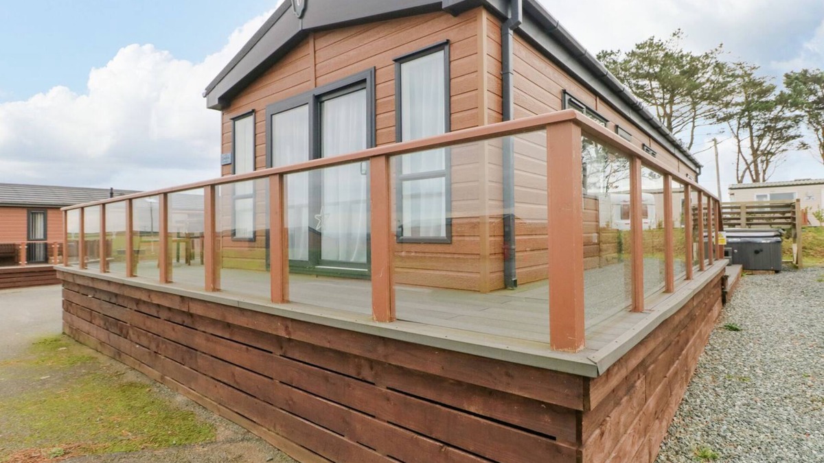 Hasguard Cross Cottage | SEAHORSE RETREAT, family friendly, with hot tub in Little Haven