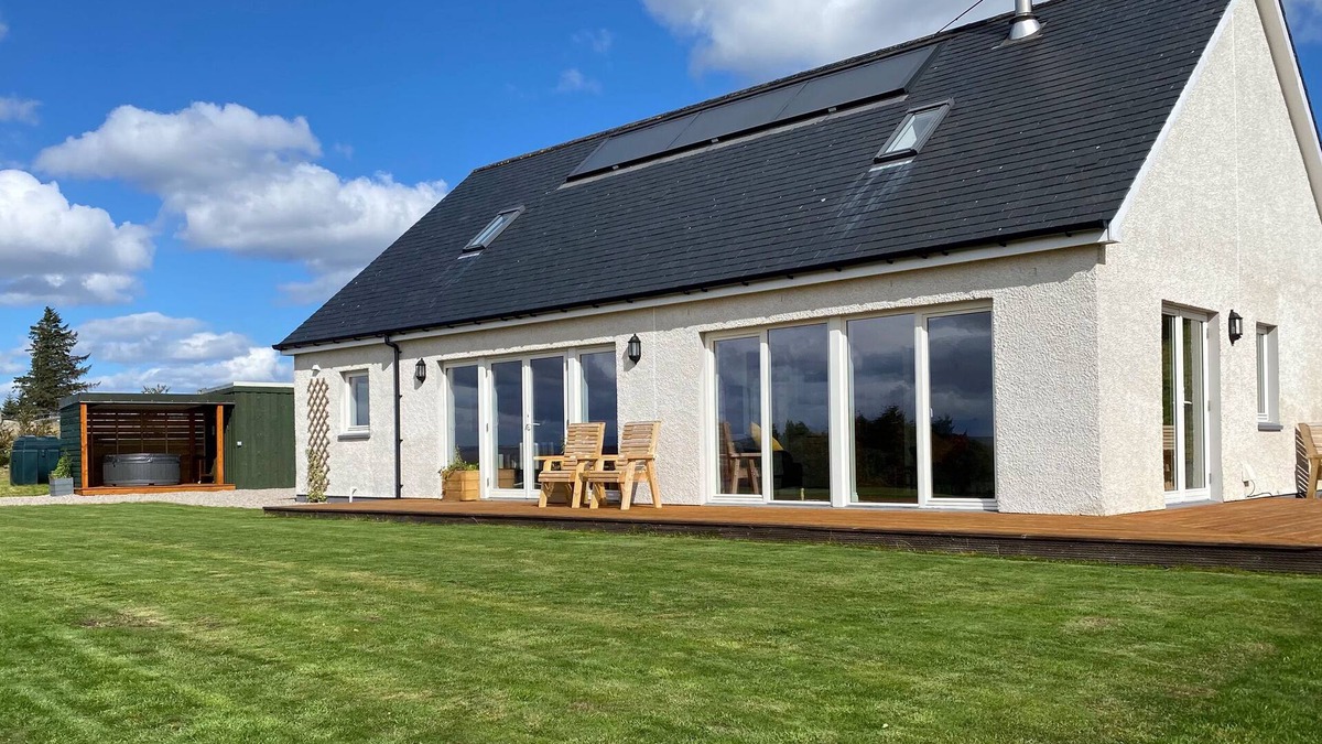 Rogart House | SEALLADH MOR, pet friendly, with hot tub in Rogart