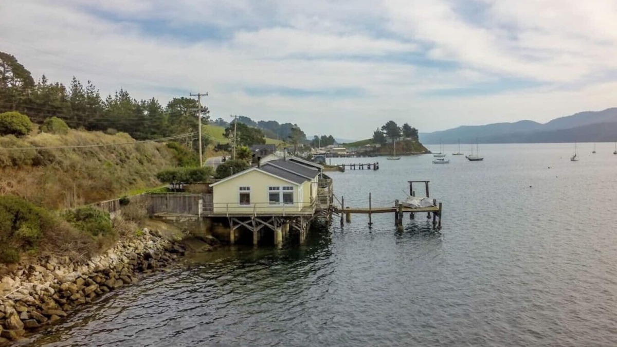 Marshall House | Seamist Studio | Cozy Coastal Getaway w/Bay Views