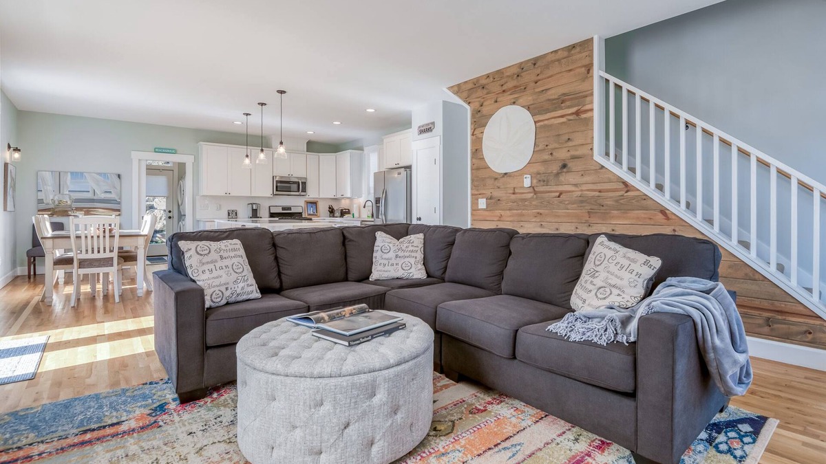 Logsden House | Searenity Now-New! Hot Tub-Deck-Beach Access-BBQ