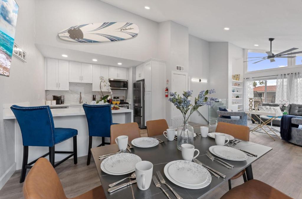 Huntington Beach House | Searenity Suite- Peekaboo Ocean view 1 min walk to Beach