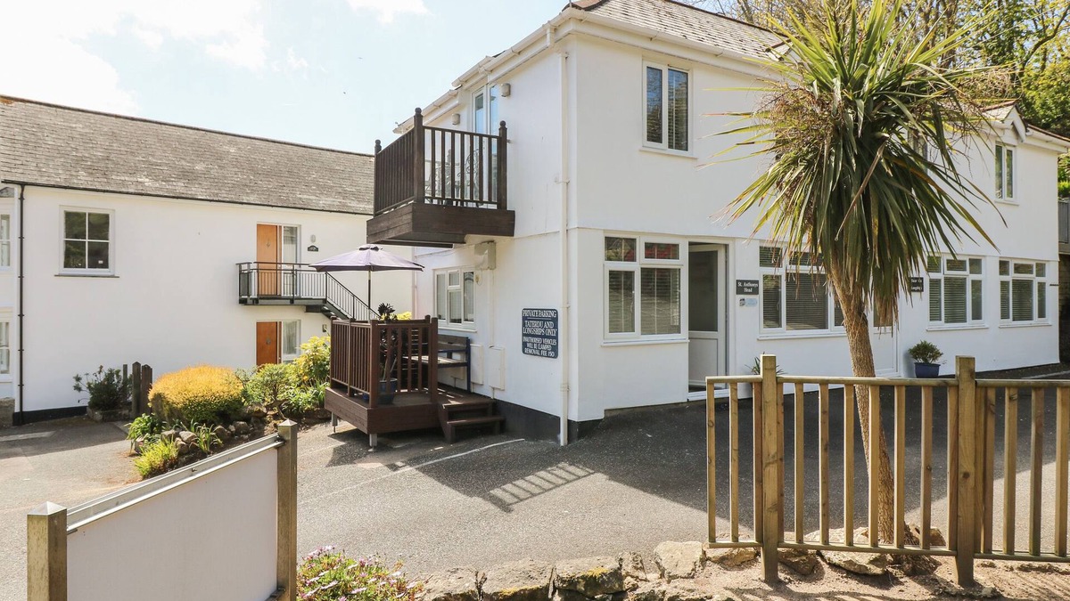 Porthcurno Cottage | SEASCAPE, country holiday cottage, with a garden in Porthcurno