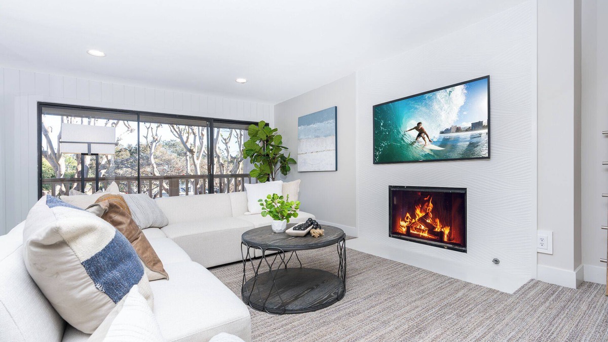 Solana Beach Condo | Seascape Sur Luxurious remodeled 2-bedroom 1 story condo with split system AC