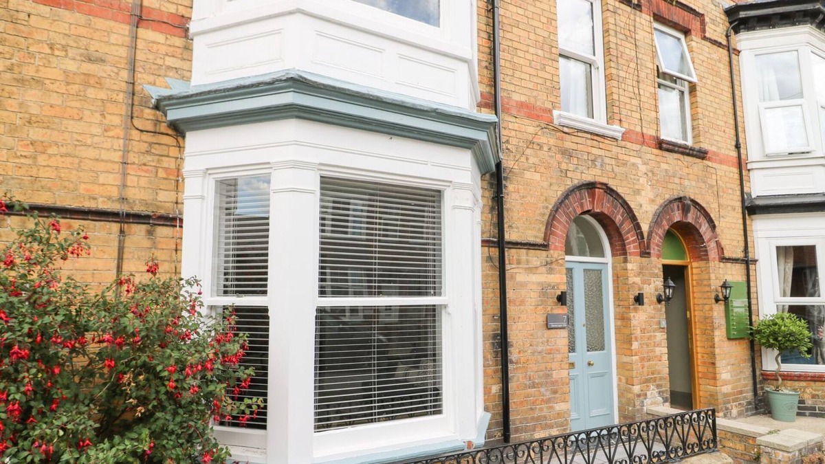 Muston Cottage | SEASCAPE VILLA, character holiday cottage, with hot tub in Filey