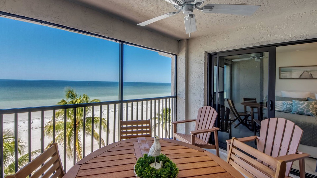 Mid Island Condo | Seaside 509: Modern Top-Floor Beachfront Condo Mid-Island