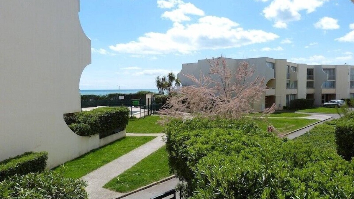 Palavas-les-Flots Apartment | Seaside apartment with swimming pool, renovated in 2024 (kitchen and living room)