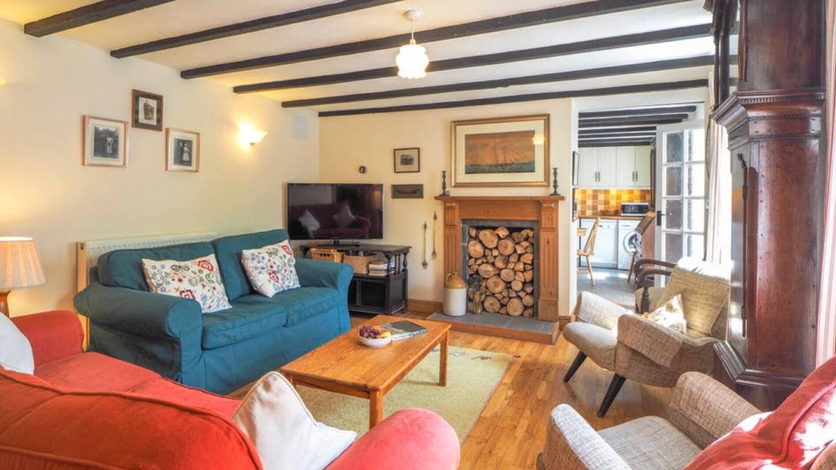 Llangranog House | Seaside Bliss in Llangrannog: Charming Cottage, 10 Mins from Beach, Sleeps 8, Dog-Friendly