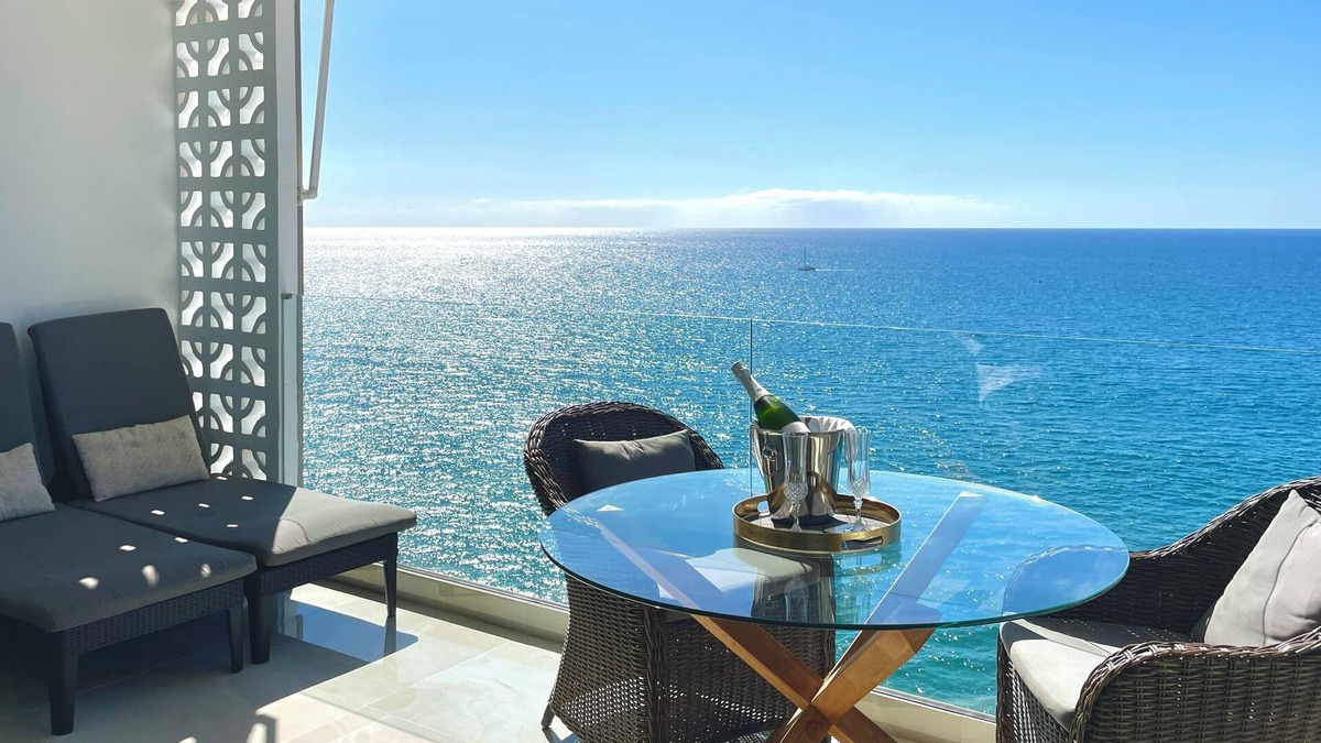 Patalavaca Apartment | Seaside Bliss: Spectacular View, Beachfront Haven