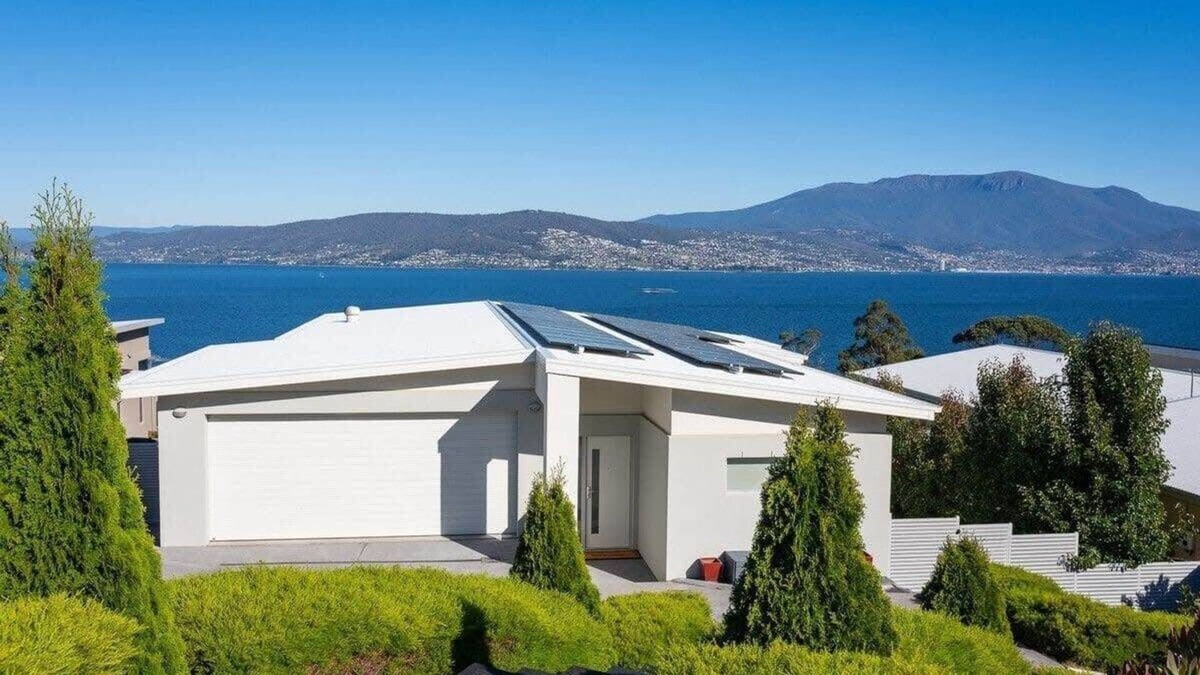 Howrah House | Seaside Chic Villa with Breathtaking Ocean Views