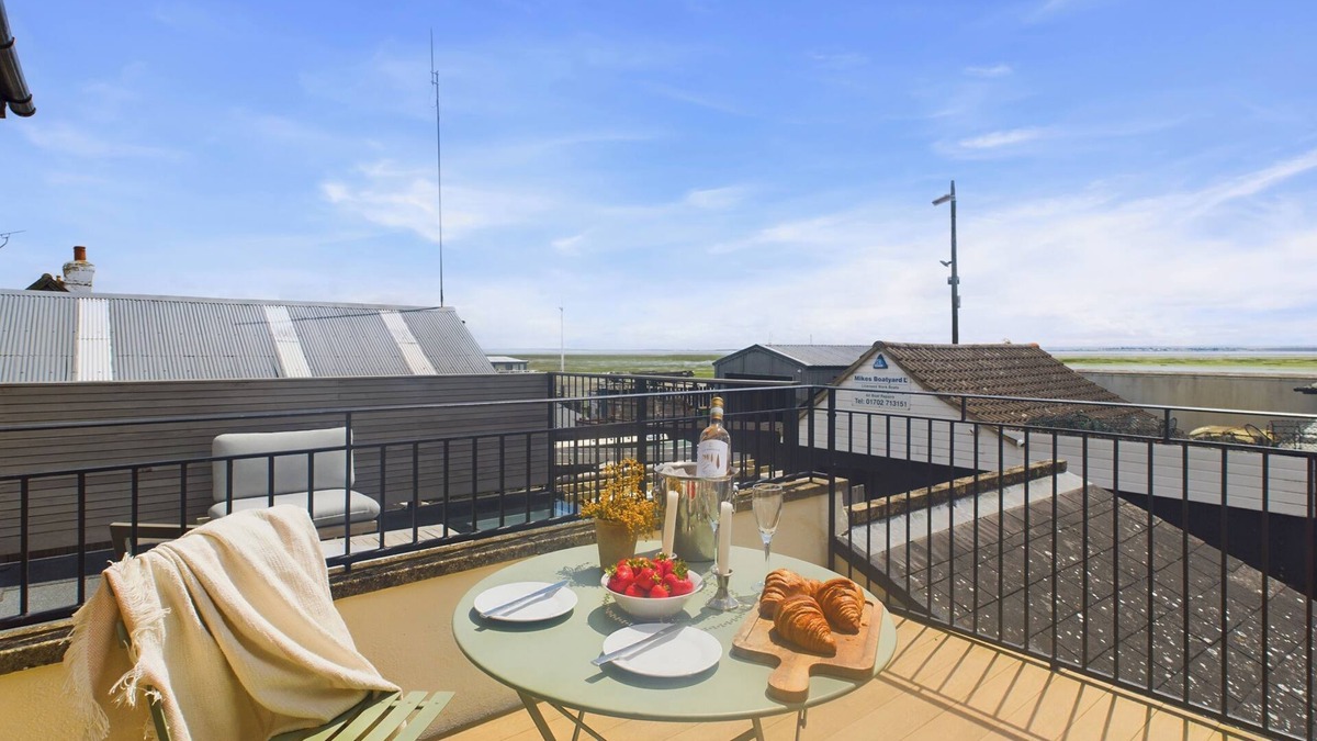 Isle of Grain Cottage | Seaside Cottage Retreat in Leigh-on-Sea