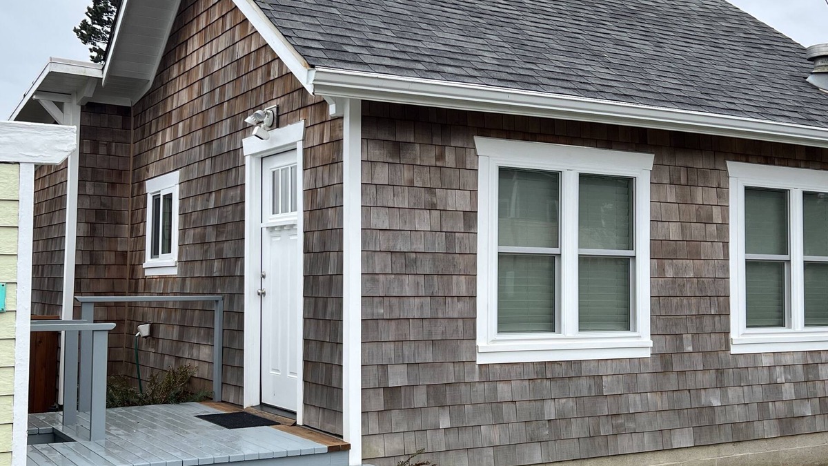 Newport House | Seaside cottage with deck, washer/dryer, full kitchen, & great location