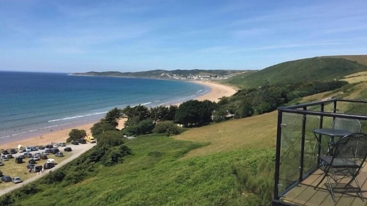Putsborough Apartment | Seaside Escape – Luxury 2-Bed Apartment at Putsborough Beach with Heated Pool