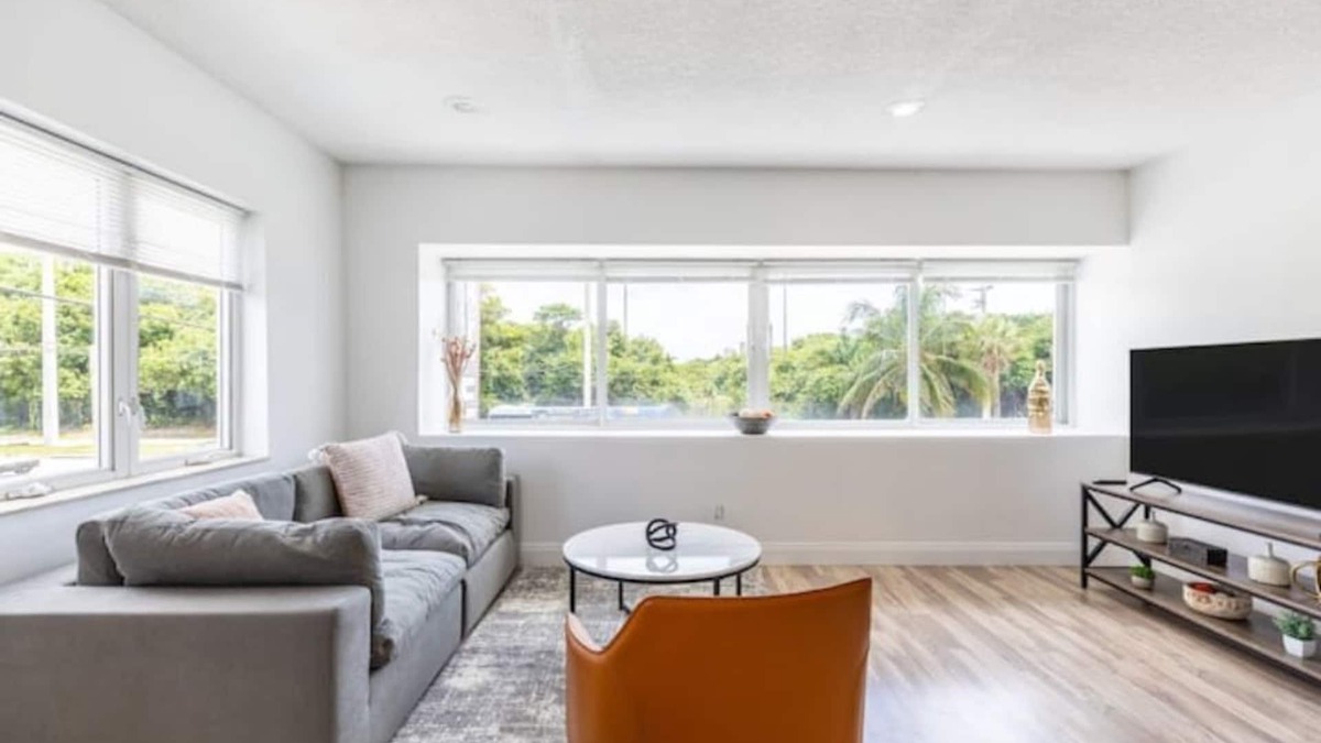 Birch Park Finger Streets Apartment | Seaside Escape: 1 Min to Beach, Park, Dining, Shopping & More!n