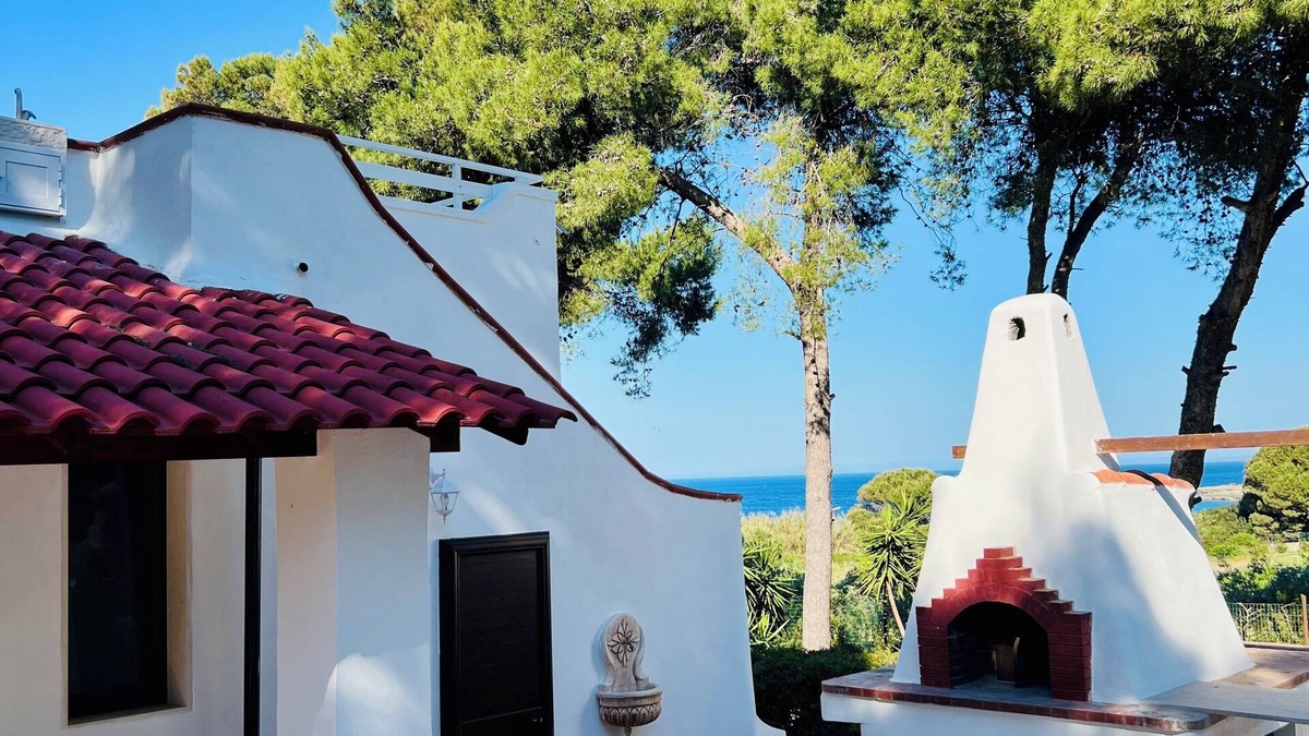 Taranto Villa | Seaside Escape with Stunning Views – Steps from Taranto’s Best Beaches!