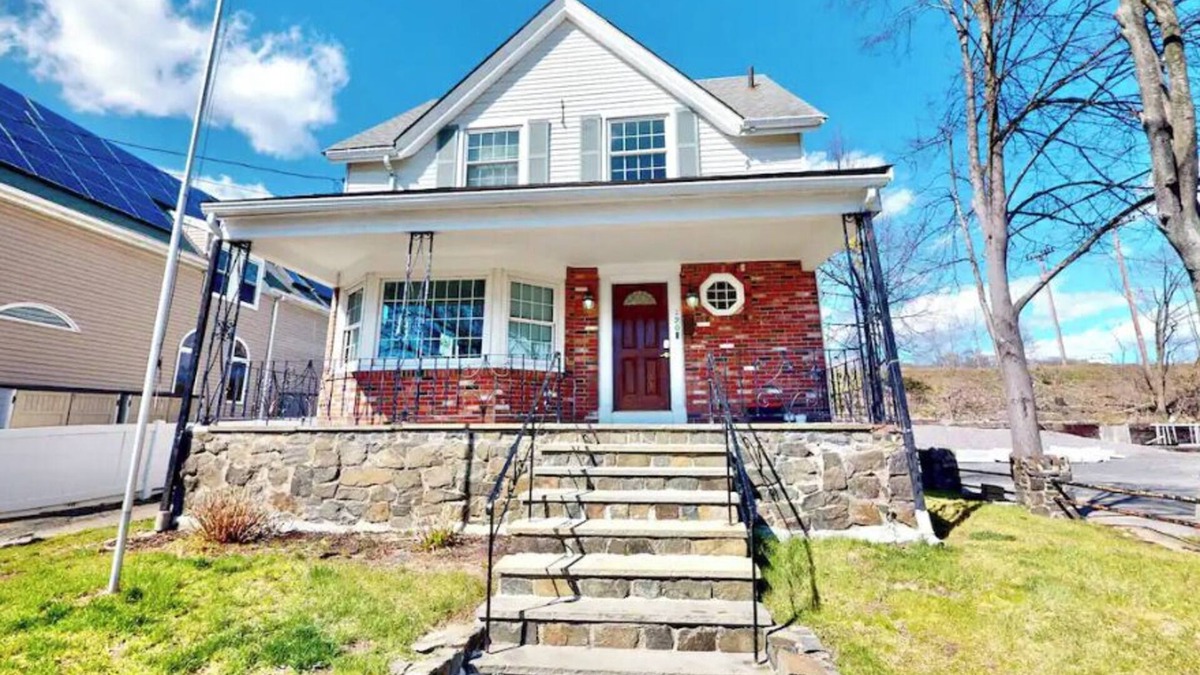 Swampscott House | Seaside Getaway Home, Near Salem, Comes with Free Parking & Wi-Fi!