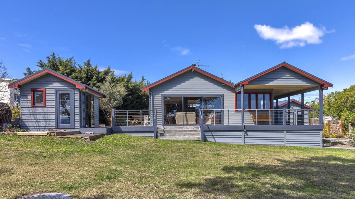 Bicheno Apartment | Seaside House - On Waubs Bay!