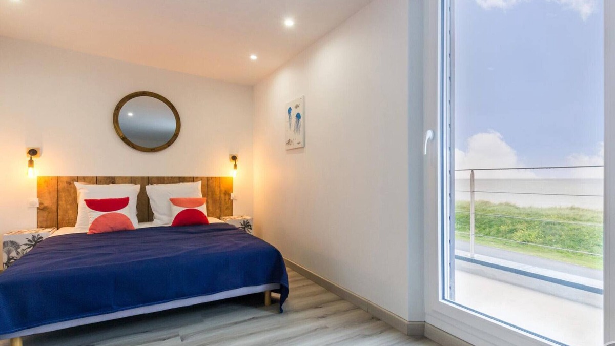 Saint-Marcouf Cottage | Seaside house with balcony, parking, and WiFi