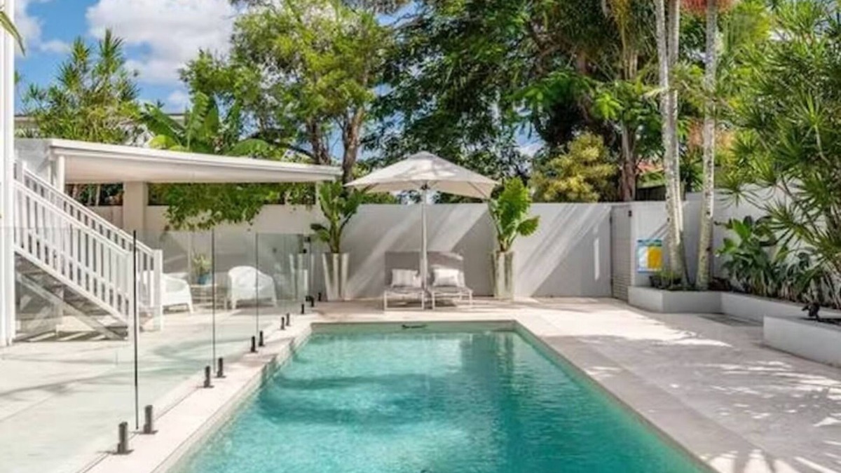 Mermaid Waters House | Seaside Luxury in ‘The Pocket’ 750m to Nobby Beach.